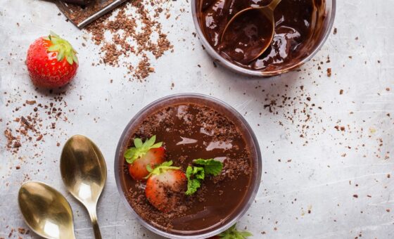 Chokolademousse med frisk frugt og flødeskum.