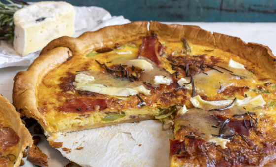 Madtærte og blandet salat.