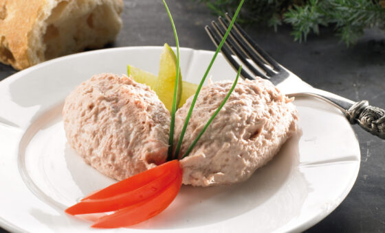 Tunmousse med salat og flute.