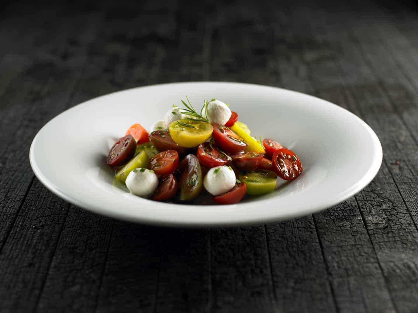 tomatsalat med grøn og sort tomat