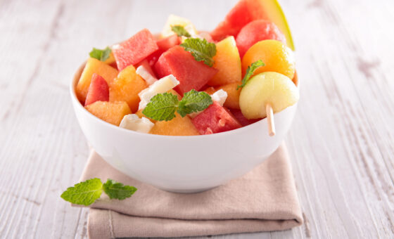 Friske frugtsalat med råcreme